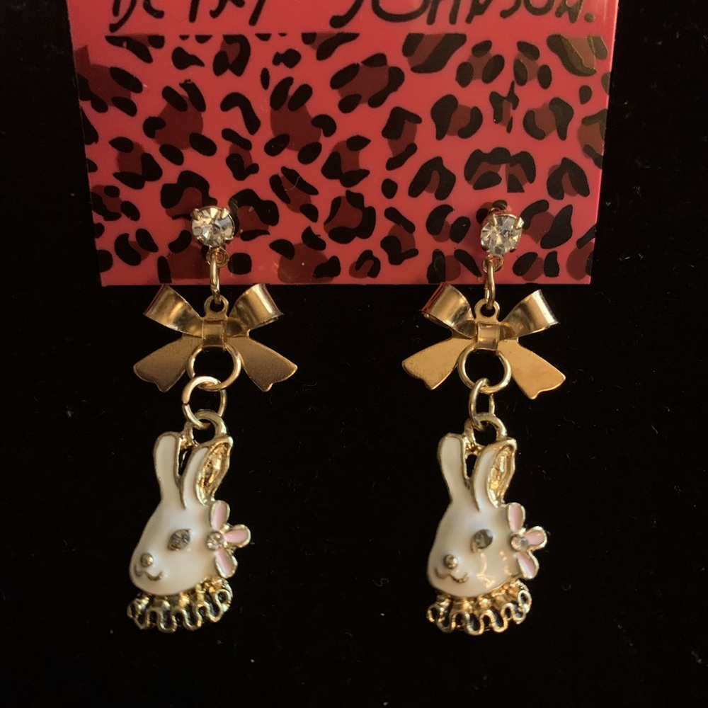 Cute vintage Alice in Wonderland earrings
